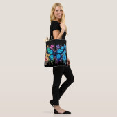 Dreamy Gradient Wings: Ein Schmetterling in Pastel Tasche (Am Model)