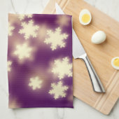 Dreamy Lila Snowflake Bokeh Lights Handtuch (Viertel Falte)