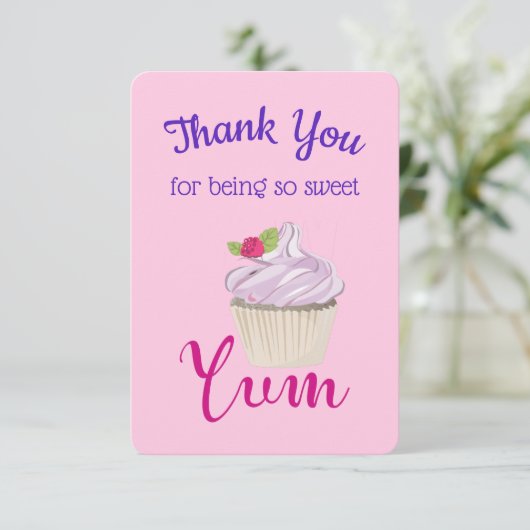 Dreamy Pink Cupcake mit Raspberry Yum! Dankeschön Einladung (Stehend Vorderseite)
