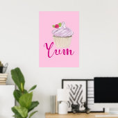 Dreamy Pink Cupcake mit Raspberry Yum! Poster (Heimbüro)