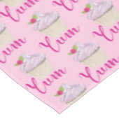 Dreamy Pink Cupcake mit Raspberry Yum! Tischdecke (Schrägansicht)