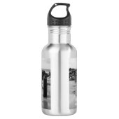 Dreamy Seawall Graustufen Wasserflasche (Vorderseite)