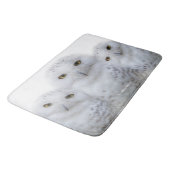 Dreamy Wisdom of Snowy Owls Badematte (Schrägansicht)