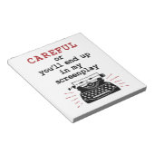 Drehbuchautorin in meinem Drehbuch Notizblock (angewinkelt)