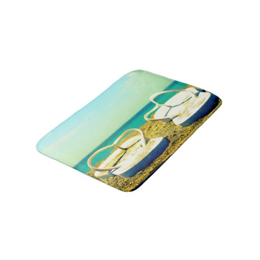 Drehen Sie Reinfälle auf dem Strand um Badematte (Schrägansicht)