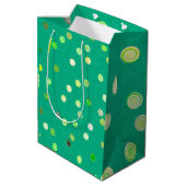 Drehende Spiralen mit Punkten Grün Geschenktüte (Rückseite Schrägansicht)