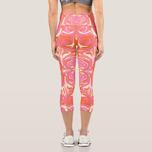 Drehmuster in Rosa, Orange und Creme Capri Leggings (Rückseite)