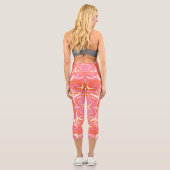 Drehmuster in Rosa, Orange und Creme Capri Leggings (Rückseite)