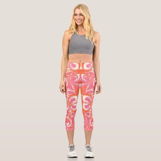 Drehmuster in Rosa, Orange und Creme Capri Leggings (Vorderseite)