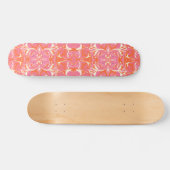 Drehmuster in Rosa, Orange und Creme Skateboard (Horizontal)