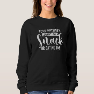 Dreht zwischen dem Aussehen wie ein Snack und dem Sweatshirt
