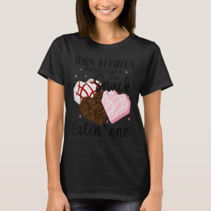 Dreht zwischen dem Aussehen wie ein Snack und dem T-Shirt