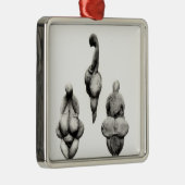 Drei Ansichten einer "Venus" Statuette Silbernes Ornament (Rechts)