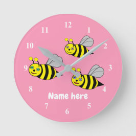 Drei Bienen auf einer rosa Acrylwand Runde Wanduhr