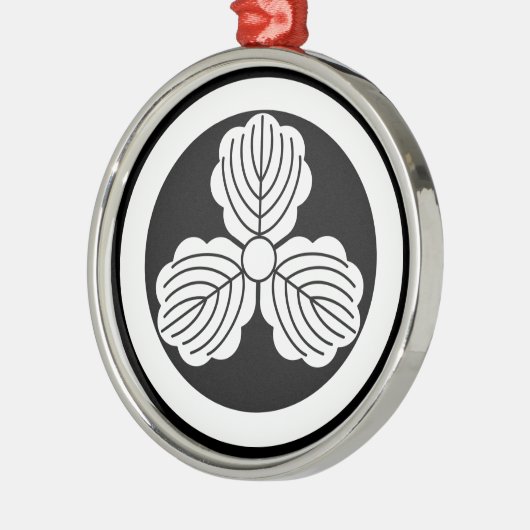 Drei Blätter aus Eiche(1) im Kreis Ornament Aus Metall (Links)