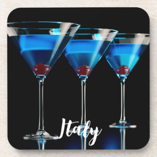 Drei blaue Cocktails mit Kirsche auf schwarz Getränkeuntersetzer