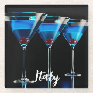 Drei blaue Cocktails mit Kirsche auf schwarz Glasuntersetzer