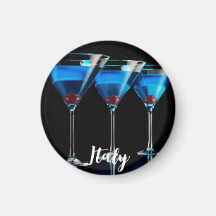 Drei blaue Cocktails mit Kirsche auf schwarz Magnet