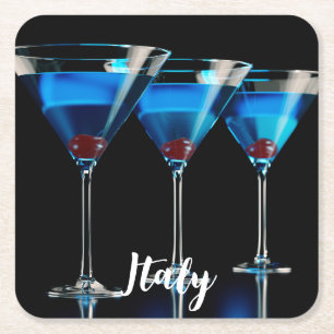 Drei blaue Cocktails mit Kirsche auf schwarz Rechteckiger Pappuntersetzer