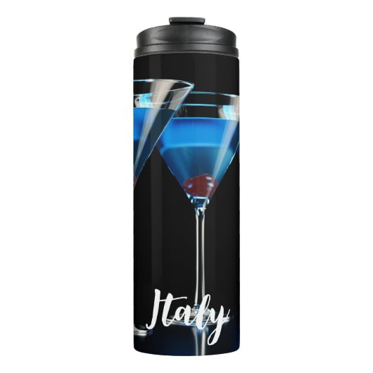 Drei blaue Cocktails mit Kirsche auf schwarz Thermosbecher (Vorderseite)