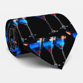 Drei blaue Cocktails mit Kirsche auf schwarz witzi Krawatte (Gerollt)