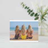 Drei blonde Mädchen sitzen am Strand.JPG Postkarte (Stehend Vorderseite)