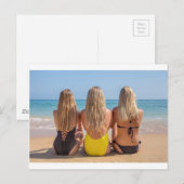 Drei blonde Mädchen sitzen am Strand.JPG Postkarte (Vorne/Hinten)