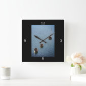 Drei Boote im Wasser Quadratische Wanduhr (Zuhause)