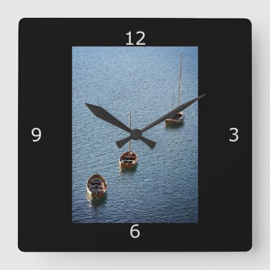 Drei Boote im Wasser Quadratische Wanduhr (Vorderseite)