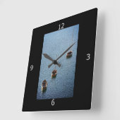 Drei Boote im Wasser Quadratische Wanduhr (Winkel)