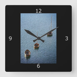 Drei Boote im Wasser Quadratische Wanduhr