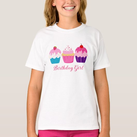 Drei bunte Cupcakes - Geburtstagskind T-Shirt (Vorderseite)