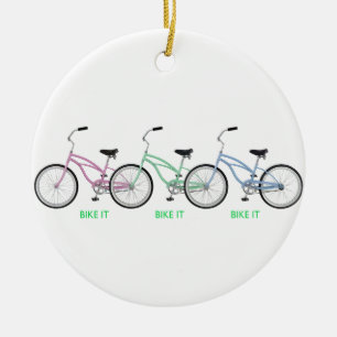 Drei bunte Fahrräder mit den Worten Bike es! Keramikornament