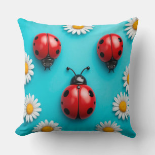 Drei bunte Marienkäfer auf blauem Hintergrund Kissen