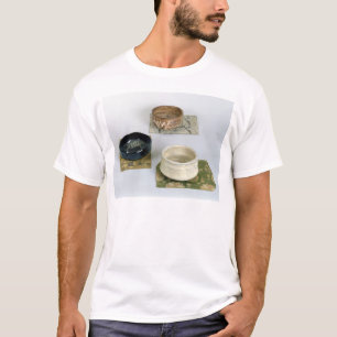 Drei chawans benutzt für Teezeremonien, c.1800 T-Shirt