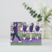 Drei Cheerleader (16-18) beobachten Postkarte (Stehend Vorderseite)