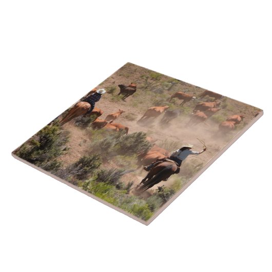 Drei Cowboys und Cowgirls, die Vieh fahren Fliese (Seite)