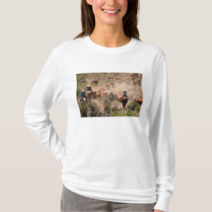 Drei Cowboys und Cowgirls, die Vieh fahren T-Shirt