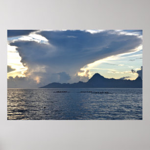 Drei Crews Boote, die vor der Insel Mo'orea fahren Poster