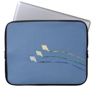 Drei Drachen unter blauem Himmel am Morgen Laptopschutzhülle