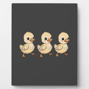 Drei Ducklings Wandern in einer Reihe - Niedlich Fotoplatte
