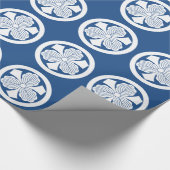 Drei Eichen-Blätter mit Schwertern im Kreis Geschenkpapier (Ecke)