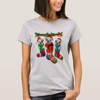 Drei englische Bulldogs in Weihnachtssocken T-Shirt