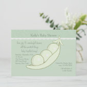 Drei Erbsen in einer Hülsen-Babyparty-Einladung Einladung (Stehend Vorderseite)