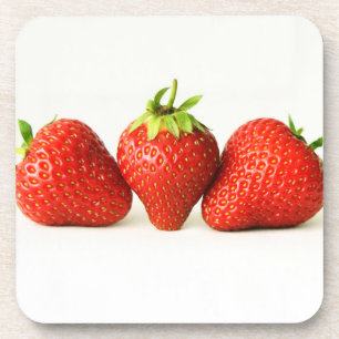 Drei Erdbeeren an der weißen Küste Getränkeuntersetzer