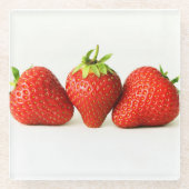 Drei Erdbeeren an der weißen Küste Glasuntersetzer (Vorderseite)
