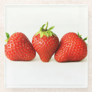 Drei Erdbeeren an der weißen Küste Glasuntersetzer