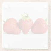 Drei Erdbeeren an der weißen Küste Glasuntersetzer (Rückseite)