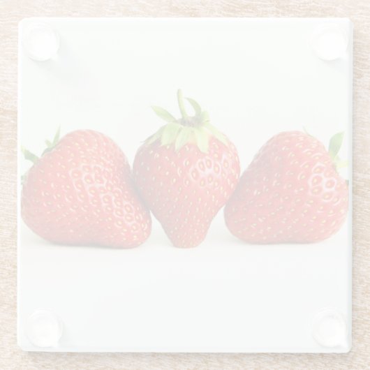 Drei Erdbeeren an der weißen Küste Glasuntersetzer (Rückseite)