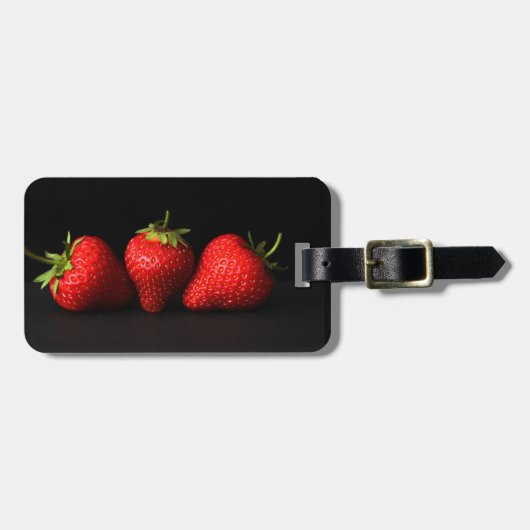 Drei Erdbeeren auf der schwarzen CD ltcnm Gepäckanhänger (Vorderseite horizontal)